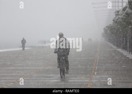 Salonicco, Grecia. 4 gennaio, 2019. Un uomo che cavalca una bicicletta durante una nevicata presso il lungomare di Salonicco. Gli ultimi giorni in Grecia è stata colpita da un cattivo tempo onda, come la neve continua a causare problemi in tutta la Grecia. Credito: Giannis Papanikos/ZUMA filo/Alamy Live News Foto Stock