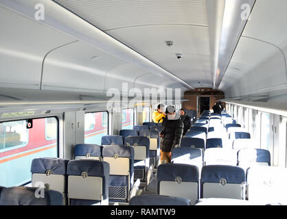 (190104) -- PECHINO, gen. 4, 2019 (Xinhua) -- Foto scattata il 7 Gennaio 4, 2019 mostra la seconda classe carrello seduta del CR200J Fuxing treno ad alta velocità con un sistema centralizzato di sistema di potere che corre a 160 km all'ora. Con la Cina l'aggiornamento del paese di diagramma di treno nel 2019, due nuovi Fuxing treni ad alta velocità, uno 17-treno di carrelli con una velocità di 350 km orari e un altro con un potere centralizzato di sistema che viene eseguito a 160 km all'ora, sarà messo in servizio al più presto. (Xinhua/Zhang Chenlin) Foto Stock