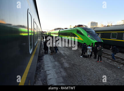 (190104) -- PECHINO, gen. 4, 2019 (Xinhua) -- Foto scattata il 7 Gennaio 4, 2019 mostra un CR200J Fuxing treno ad alta velocità con un sistema centralizzato di sistema di potere che corre a 160 km all'ora alla Cina Ferrovia Pechino Group Co.,Ltd a Pechino Capitale della Cina. Con la Cina l'aggiornamento del paese di diagramma di treno nel 2019, due nuovi Fuxing treni ad alta velocità, uno 17-treno di carrelli con una velocità di 350 km orari e un altro con un potere centralizzato di sistema che viene eseguito a 160 km all'ora, sarà messo in servizio al più presto. (Xinhua/Zhang Chenlin) Foto Stock