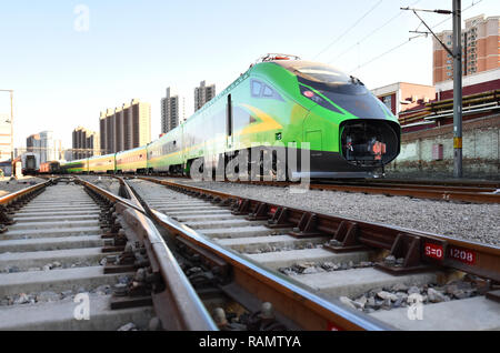 (190104) -- PECHINO, gen. 4, 2019 (Xinhua) -- Foto scattata il 7 Gennaio 4, 2019 mostra un CR200J Fuxing treno ad alta velocità con un sistema centralizzato di sistema di potere che corre a 160 km all'ora stop alla Cina Ferrovia Pechino Group Co.,Ltd a Pechino Capitale della Cina. Con la Cina l'aggiornamento del paese di diagramma di treno nel 2019, due nuovi Fuxing treni ad alta velocità, uno 17-treno di carrelli con una velocità di 350 km orari e un altro con un potere centralizzato di sistema che viene eseguito a 160 km all'ora, sarà messo in servizio al più presto. (Xinhua/Zhang Chenlin) Foto Stock