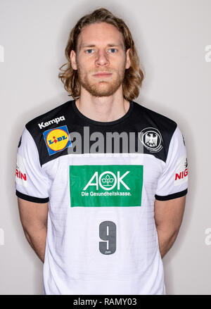 Amburgo, Germania. 03 gen 2019. Tobias Reichmann, destra-winger del nazionale tedesco di squadra di pallamano, esamina il fotografo la telecamera in un evento mediatico della federazione tedesca di handball (DHB). Credito: Axel Heimken/dpa/Alamy Live News Foto Stock