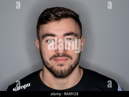 Amburgo, Germania. 03 gen 2019. Jannik Kohlbacher, runner della nazionale tedesco di squadra di pallamano, esamina il fotografo la telecamera in un evento mediatico della federazione tedesca di handball (DHB). Credito: Axel Heimken/dpa/Alamy Live News Foto Stock