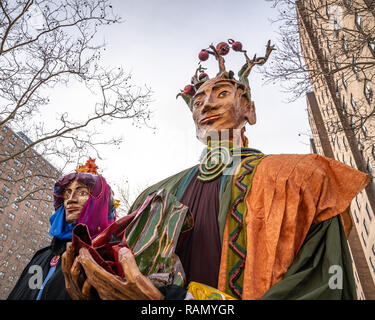 New York, Stati Uniti d'America. 4 gennaio 2019. Gigantesco fatti a mano marionette appaiono all'annuale quarantaduesima Tre Re parata del giorno a El Barrio (East Harlem, New York City), organizzato da El Museo del Barrio, l'evento celebra la credenza popolare che tre uomini saggi visitato Gesù. Credito: Enrique Shore/Alamy Live News Foto Stock