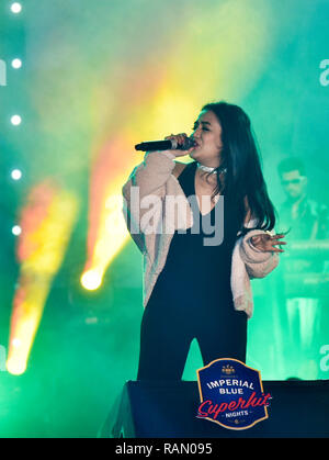 Guwahati, Assam, India. 4 gennaio 2019. Bollywood singer Neha Kakkar. Guwahati, Assam, India. 4 gennaio 2019.Bollywood singer Neha Kakkar esegue durante un evento a Sarusajai Stadium. Credito: David Talukdar/Alamy Live News Foto Stock