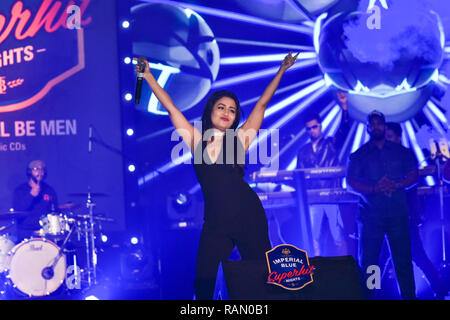 Guwahati, Assam, India. 4 gennaio 2019. Bollywood singer Neha Kakkar. Guwahati, Assam, India. 4 gennaio 2019.Bollywood singer Neha Kakkar esegue durante un evento a Sarusajai Stadium. Credito: David Talukdar/Alamy Live News Foto Stock