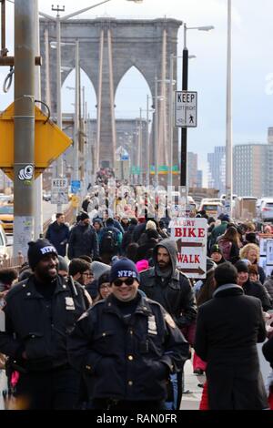 La città di New York, New York, Stati Uniti d'America. 3 gennaio, 2019. Il celeberrimo Ponte di Brooklyn è stato parzialmente chiuso il 31 dicembre, 2018. Il ponte che collega Brooklyn e Manhattan oltre l'East River, normalmente vede 10.000 pedoni e ciclisti 5.000 al giorno, era così affollato che le autorità della città sceglie di chiudere la passerella sulla preoccupazione per la sicurezza che richiede alcuni Newyorkesi per scherzo che forse è giunto il momento di imporre un canone di accesso. Viene mostrato il traffico sul ponte il 3 gennaio, 2019. Credito: G. Ronald Lopez/ZUMA filo/Alamy Live News Foto Stock