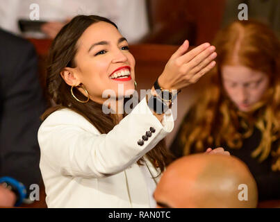 Washington, Stati Uniti d'America. 03 gen 2019. Rappresentante degli Stati Uniti Alexandria Ocasio-Cortez (Democratico di New York) gesti verso qualcuno nella galleria come il congresso 116convoca per la sua sessione di apertura in noi Casa Camera del Campidoglio di Washington il Giovedi, 3 gennaio 2019. Credito: Ron Sachs/CNP (restrizione: NO New York o New Jersey o giornali quotidiani nel raggio di 75 miglia da New York City) | utilizzo del credito in tutto il mondo: dpa/Alamy Live News Foto Stock