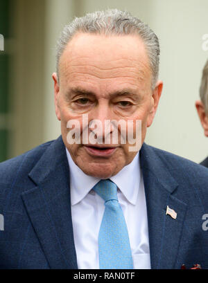 Washington, Stati Uniti d'America. 04 gen 2019. Senato degli Stati Uniti di leader della minoranza Chuck Schumer (Democratico di New York) rende il commento alla stampa dopo il loro incontro con il Presidente degli Stati Uniti, Trump in situazione stanza della casa bianca a Washington DC nel tentativo di rompere la situazione di stallo politico sulla sicurezza dei confini e riaprire il governo federale il Venerdì, 4 gennaio 2018. Credito: Ron Sachs/CNP | Utilizzo di credito in tutto il mondo: dpa/Alamy Live News Foto Stock