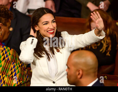 Washington, Stati Uniti d'America. 03 gen 2019. Rappresentante degli Stati Uniti Alexandria Ocasio-Cortez (Democratico di New York) onde per la galleria come il congresso 116convoca per la sua sessione di apertura in noi Casa Camera del Campidoglio di Washington il Giovedi, 3 gennaio 2019. Credito: Ron Sachs/CNP (restrizione: NO New York o New Jersey o giornali quotidiani nel raggio di 75 miglia da New York City) | utilizzo del credito in tutto il mondo: dpa/Alamy Live News Foto Stock