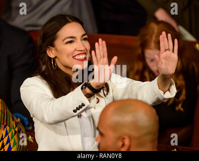 Washington, Stati Uniti d'America. 03 gen 2019. Rappresentante degli Stati Uniti Alexandria Ocasio-Cortez (Democratico di New York) segnali a qualcuno nella galleria come il congresso 116convoca per la sua sessione di apertura in noi Casa Camera del Campidoglio di Washington il Giovedi, 3 gennaio 2019. Credito: Ron Sachs/CNP (restrizione: NO New York o New Jersey o giornali quotidiani nel raggio di 75 miglia da New York City) | utilizzo del credito in tutto il mondo: dpa/Alamy Live News Foto Stock