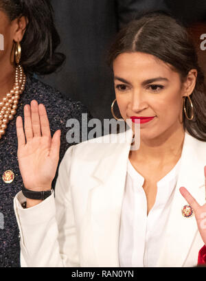 Washington, Stati Uniti d'America. 03 gen 2019. Rappresentante degli Stati Uniti Alexandria Ocasio-Cortez (Democratico di New York) è giurata-in come il congresso 116convoca per la sua sessione di apertura in noi Casa Camera del Campidoglio di Washington il Giovedi, 3 gennaio 2019. Credito: Ron Sachs/CNP (restrizione: NO New York o New Jersey o giornali quotidiani nel raggio di 75 miglia da New York City) | utilizzo del credito in tutto il mondo: dpa/Alamy Live News Foto Stock