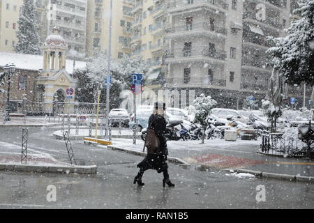 Salonicco, Grecia. 4 gennaio, 2019. Una donna cammina nella neve in Salonicco, Grecia, gen. 4, 2019. Molte parti del paese sono stati colpiti da un freddo estremo a scatto e la nevicata di recente a causa di una bassa pressione di sistema meteo denominato 'Sophia'. Nella città settentrionale di Salonicco, due voli internazionali sono stati annullati e cinque sono state deviate verso altri aeroporti greci giovedì, le autorità locali hanno annunciato. Credito: Lefteris Partsalis/Xinhua/Alamy Live News Foto Stock