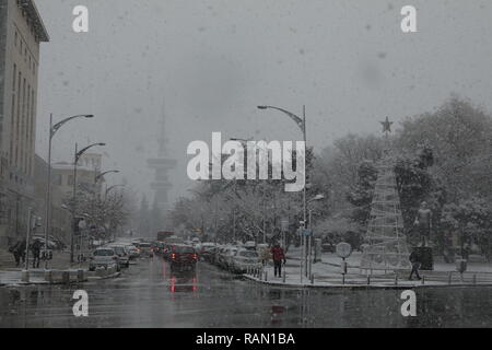 Salonicco, Grecia. 4 gennaio, 2019. La zona del centro è coperto di neve a Salonicco, Grecia, gen. 4, 2019. Molte parti del paese sono stati colpiti da un freddo estremo a scatto e la nevicata di recente a causa di una bassa pressione di sistema meteo denominato 'Sophia'. Nella città settentrionale di Salonicco, due voli internazionali sono stati annullati e cinque sono state deviate verso altri aeroporti greci giovedì, le autorità locali hanno annunciato. Credito: Lefteris Partsalis/Xinhua/Alamy Live News Foto Stock