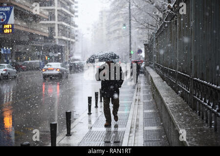 Salonicco, Grecia. 4 gennaio, 2019. Un uomo cammina durante una nevicata nel centro di Salonicco. Gli ultimi giorni in Grecia è stata colpita da un cattivo tempo onda, come la neve continua a causare problemi in tutta la Grecia. Credito: Giannis Papanikos/ZUMA filo/Alamy Live News Foto Stock