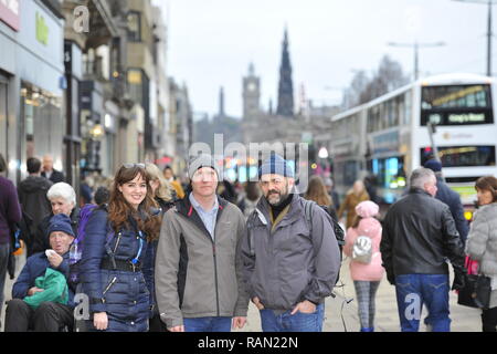 Edimburgo, Scozia, Regno Unito. 4 gennaio, 2019. La sanità pubblica Il Ministro Joe FitzPatrick unisce l'accesso di Edimburgo pratica Street Outreach farmacista su un aborigeno intorno a Edimburgo. Il servizio fornisce un essenziale di cure sanitarie primarie per senzatetto pazienti (Sinistra - Destra: Lauren Gibson - Outreach farmacista; Joe FitzPatrick - Sanità pubblica Ministro; David Miller - Consigliere streetwork). Edinburgh, Regno Unito - 4° gennaio 2019. Credito: Colin Fisher/Alamy Live News Foto Stock