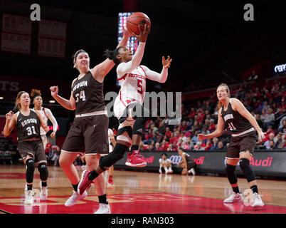 Piscataway, New Jersey, USA. 4 gennaio, 2019. Rutgers Scarlet Knights guard CIANI CRYOR (5) rigidi per il cesto contro l'orso bruno in un gioco al Rutgers Athletic Center. Credito: Joel Plummer/ZUMA filo/Alamy Live News Foto Stock