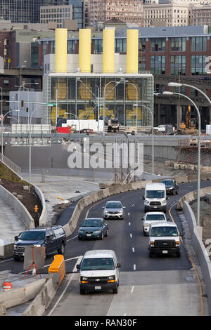 Seattle, Washington, Stati Uniti d'America. 4 gennaio, 2019. In direzione sud il traffico passa il futuro onramp di SR 99 Tunnel come il Washington State Department of Transportation si prepara per l'autostrada la chiusura permanente. Un due-miglio lungo, annoiato galleria stradale è la sostituzione del modo in Alaska viadotto, portando Statale Route 99 al di sotto del centro di Seattle dal sodo quartiere a sud il Lago Union. Il viadotto è programmata per chiudere definitivamente il 11 gennaio in modo equipaggi può spostare Statale Route 99 dal viadotto per lo stato dell'arte del tunnel. Credito: Paolo Christian Gordon/Alamy Live News Foto Stock