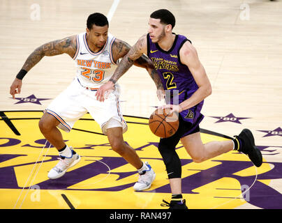 Los Angeles, California, USA. 4 gennaio, 2019. Los Angeles Lakers' Lonzo sfera (2) trascina contro New York Knicks' Trey Burke (23) durante un'NBA Basketball gioco tra Los Angeles Lakers e New York Knicks venerdì gen. 4, 2019 a Los Angeles. Credito: Ringo Chiu/ZUMA filo/Alamy Live News Foto Stock