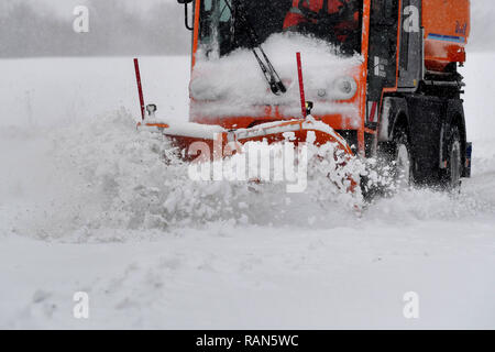 Monaco Riem, Deutschland. 05 gen 2019. Uno spartineve circonda una pista ciclabile, innevamento programmato, veicolo da neve in azione, manutenzione invernale. Continuando nevicata su 05.01.2019, portare la neve caos traffico caotico, inverno in Baviera. | Utilizzo di credito in tutto il mondo: dpa/Alamy Live News Credito: dpa picture alliance/Alamy Live News Foto Stock