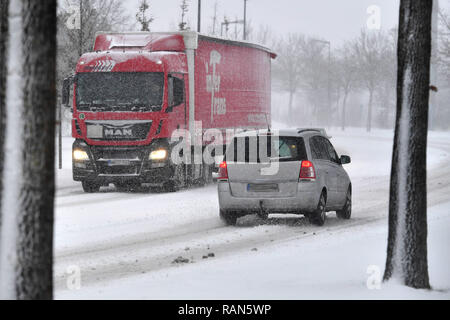 Monaco Riem, Deutschland. 05 gen 2019. Auto, auto, PKSWs, i carrelli di guida su un snowy .Strasse, il traffico automobilistico, il traffico stradale, continua nevicata su 05.01.2019, garantire neve caos traffico caotico, inverno in Baviera. | Utilizzo di credito in tutto il mondo: dpa/Alamy Live News Credito: dpa picture alliance/Alamy Live News Foto Stock