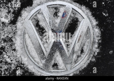 Monaco Riem, Deutschland. 05 Jan 2019. snowy VW, Volkswagen logo, emblema, marchio emblema, promozionali scandalo scandalo diesel, cheat software. Continuando nevicata su 05.01.2019, portare la neve caos traffico caotico, inverno in Baviera. | Utilizzo di credito in tutto il mondo: dpa/Alamy Live News Credito: dpa picture alliance/Alamy Live News Foto Stock