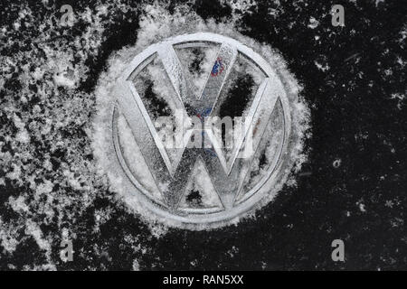 Monaco Riem, Deutschland. 05 Jan 2019. snowy VW, Volkswagen logo, emblema, marchio emblema, promozionali scandalo scandalo diesel, cheat software. Continuando nevicata su 05.01.2019, portare la neve caos traffico caotico, inverno in Baviera. | Utilizzo di credito in tutto il mondo: dpa/Alamy Live News Credito: dpa picture alliance/Alamy Live News Foto Stock