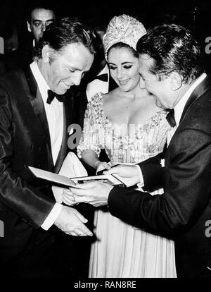 Elizabeth Taylor e Richard Burton, maschere d'argento award, Roma, 1966 Foto Stock