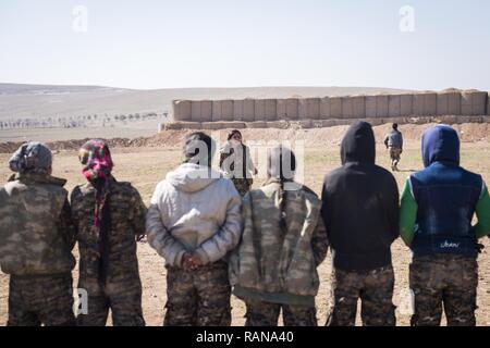 Femmina locale Manbij consiglio militare partecipanti imparare abilità di tiro della formazione di Febbraio 21, 2017, a Sanaa Training Center nel nord-ovest della Siria. L'istruzione è di 20 giorni a lungo per includere il fucile di base precisione di tiro e a livello di squadra armi e tecniche di movimento. La MMC è un multi-etnico forza che include i curdi, arabi, cristiani, turkmeno, Yazidis e altri. Questo è il primo ciclo di donne a laurearsi e unisciti alla MMC. Il corso viene somministrata mediante operazioni speciali Joint Task Force - Funzionamento inerenti risolvere dei formatori. Foto Stock