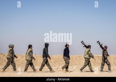 Femmina locale Manbij consiglio militare partecipanti imparare abilità di tiro della formazione di Febbraio 21, 2017, a Sanaa Training Center nel nord-ovest della Siria. La MMC è un multi-etnico forza che include i curdi, arabi, cristiani, turkmeno, Yazidis e altri. Questo è il primo ciclo di donne a laurearsi e unisciti alla MMC. Il corso viene somministrata mediante operazioni speciali Joint Task Force - Funzionamento inerenti risolvere dei formatori. Foto Stock