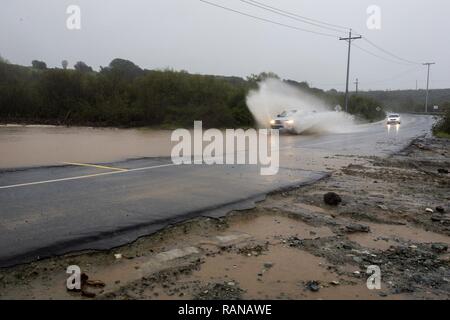 Intemperie continua a causare inondazioni lungo Stuart Mesa strada come vento e pioggia sweep attraverso Marine Corps base Camp Pendleton, California, Feb 27, 2017. Foto Stock