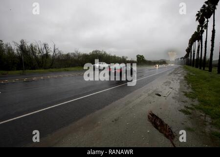 Intemperie continua a causare inondazioni lungo la strada Vandegrift come la pioggia e il vento sweep attraverso Marine Corps base Camp Pendleton, California, 27 febbraio 2017. Foto Stock