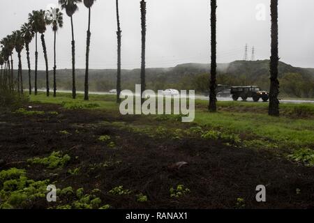 Intemperie continua a causare inondazioni lungo la strada Vandegrift come la pioggia e il vento sweep attraverso Marine Corps base Camp Pendleton, California, 27 febbraio 2017. Foto Stock