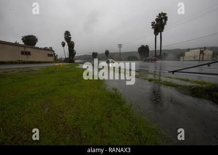 Intemperie continua a causare inondazioni lungo la strada Vandegrift come la pioggia e il vento sweep attraverso Marine Corps base Camp Pendleton, California, 27 febbraio 2017. Foto Stock