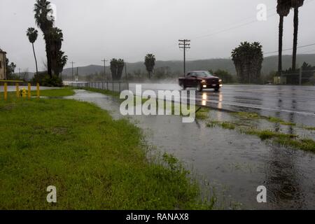 Intemperie continua a causare inondazioni lungo la strada Vandegrift come la pioggia e il vento sweep attraverso Marine Corps base Camp Pendleton, California, 27 febbraio 2017. Foto Stock