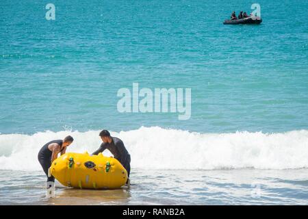 Royal New Zealand Navy Sub Lt. Josh Duncan e in grado subacqueo Josh Westerlund, assegnato al Royal New Zealand Navy Littoral Warfare, unità di partecipare a operazioni di sminamento praticare durante l'esercizio fulcro 22 Febbraio, 2017. Esercitare il fulcro è un combinato-esercizio congiunto che integra U.S. I marinai della marina militare e Marines dall'eliminazione degli ordigni esplosivi unità mobili con i membri del servizio dal Royal New Zealand Navy e la Royal Australian Navy. Foto Stock