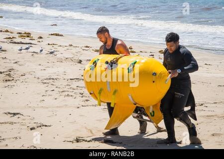 Royal New Zealand Navy Sub Lt. Josh Duncan e in grado subacqueo Josh Westerlund, assegnato al Royal New Zealand Navy Littoral Warfare, unità di partecipare a operazioni di sminamento praticare durante l'esercizio fulcro 22 Febbraio, 2017. Esercitare il fulcro è un combinato-esercizio congiunto che integra U.S. I marinai della marina militare e Marines dall'eliminazione degli ordigni esplosivi unità mobili con i membri del servizio dal Royal New Zealand Navy e la Royal Australian Navy. Foto Stock