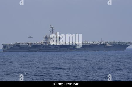 Sul mare del sud della Cina (feb. 24, 2017) Nimitz-class portaerei USS Carl Vinson (CVN 70) riceve il carico da Lewis e Clark-secco classe nave cargo USNS Richard E. Byrd (T-AKE 4) durante un rifornimento verticale in mare. Wayne E. Meyer è su un regolarmente programmati Pacifico occidentale di implementazione con la Carl Vinson Carrier Strike gruppo come parte dell'U.S. Flotta del pacifico-led iniziativa di estendere il comando e le funzioni di controllo di Stati Uniti 3a flotta nell'Indo-Asia-regione del Pacifico. Stati Uniti Navy portaerei strike gruppi hanno pattugliato il Indo-Asia-Pacifico regolarmente e sistematicamente per più di 70 anni. Foto Stock