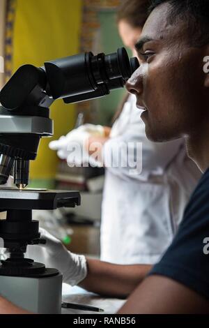 TRUJILLO, Honduras (feb. 21, 2017) Ospedale Corpsman 3rd Class Tariq Imran, assegnato all'ospedale navale Pensacola Fla., osserva campioni attraverso un microscopio per il perdurare della promessa 2017 (CP-17) sito medico in Trujillo, Honduras. CP-17 è un U.S. Comando sud-sponsorizzato e U.S. Forze Navali Comando meridionale/STATI UNITI 4a flotta-condotto di distribuzione condotta civile-militare comprendente le operazioni di assistenza umanitaria, impegni di formazione e medico, dentista e supporto di veterinari in uno sforzo per mostrare il supporto degli Stati Uniti e di impegno per l'America centrale e del Sud. Foto Stock