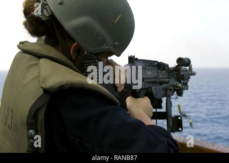 Stati Uniti Quinta Flotta AREA DI OPERAZIONI (feb. 21, 2017) l'ENS. Darias Wilson incendi a M240B mitragliatrice durante un'esercitazione a fuoco a bordo guidato-missile destroyer USS Truxtun. Truxtun è distribuito negli Stati Uniti Quinta Flotta area di operazioni a sostegno della sicurezza marittima operazioni destinate a rassicurare gli alleati e partner e preservare la libertà di navigazione e il libero flusso di commercio nella regione. Foto Stock