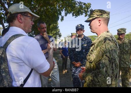 TRUJILLO, Honduras (feb. 21, 2017), Stati Uniti Ambasciatore in Honduras James Nealon parla con il cap. Errin Armstrong, continuando promessa 2017 (CP-17) Missione commander, prima della cerimonia di apertura in Trujillo, Honduras. CP-17 è un U.S. Comando sud-sponsorizzato e U.S. Forze Navali Comando meridionale/STATI UNITI 4a flotta-condotto di distribuzione condotta civile-militare comprendente le operazioni di assistenza umanitaria, impegni di formazione e medico, dentista e supporto di veterinari in uno sforzo per mostrare il supporto degli Stati Uniti e di impegno per l'America centrale e del Sud. Foto Stock