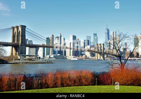 Skyline di New York dal ponte di Brooklyn Foto Stock