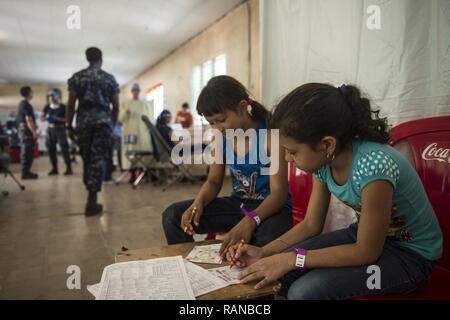 TRUJILLO, Honduras (feb. 24, 2017) - bambini colore foto educativo in attesa per la pulizia dentale per il perdurare della promessa 2017 (CP-17) sito medico a sostegno di CP-17's visita a Trujillo, Honduras. CP-17 è un U.S. Comando sud-sponsorizzato e U.S. Forze Navali Comando meridionale/STATI UNITI 4a flotta-condotto di distribuzione condotta civile-militare comprendente le operazioni di assistenza umanitaria, formazione impegni, medico, dentista e supporto di veterinari in uno sforzo per mostrare il supporto degli Stati Uniti e di impegno per l'America centrale e del Sud. Foto Stock