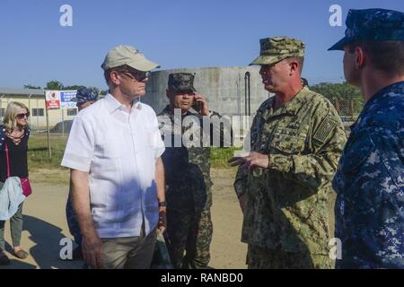 TRUJILLO, Honduras (feb. 21, 2017) - La onorevole James Nealon, U.S. Ambasciatore in Honduras, parla con il cap. Errin Armstrong, continuando promessa 2017 (CP-17) Missione Commander, prima della cerimonia di apertura a sostegno di CP-17's visita a Trujillo, Honduras. CP-17 è un U.S. Comando sud-sponsorizzato e U.S. Forze Navali Comando meridionale/STATI UNITI 4a flotta-condotto di distribuzione condotta civile-militare comprendente le operazioni di assistenza umanitaria, impegni di formazione e medico, dentista e supporto di veterinari in uno sforzo per mostrare il supporto degli Stati Uniti e di impegno per l'America centrale e del Sud. Foto Stock