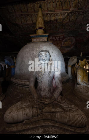 Statue di Buddha nel tempio complesso di grotte di Dambulla, Sri Lanka. Foto Stock
