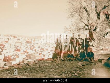 Eric Matson con custodia fotocamera permanente (estrema destra) con adulti e bambini arabi, su di una collina che si affaccia su Hebron. 1935 reinventato Foto Stock