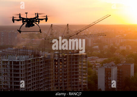 Quad copter su edificio in costruzione. Foto Stock