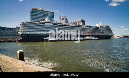 Nave da crociera "ms Koningsdam' presso il Terminal Passeggeri Amsterdam Foto Stock