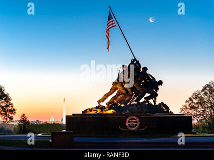 Marine War Memorial raffigurante il sollevamento della bandiera su Iwo Jima dopo l'isola era consentito dai marines americani. Questa immagine ha la luna crescente wit Foto Stock