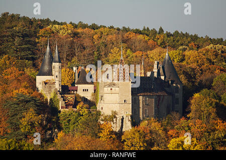 Rochepot castello costruito in stile neo-gotico si trova a Rochepot, un piccolo villaggio nella regione della Borgogna, in Francia. Foto Stock