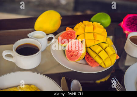 Una deliziosa colazione consistente di frittata, frutta e caffè Foto Stock
